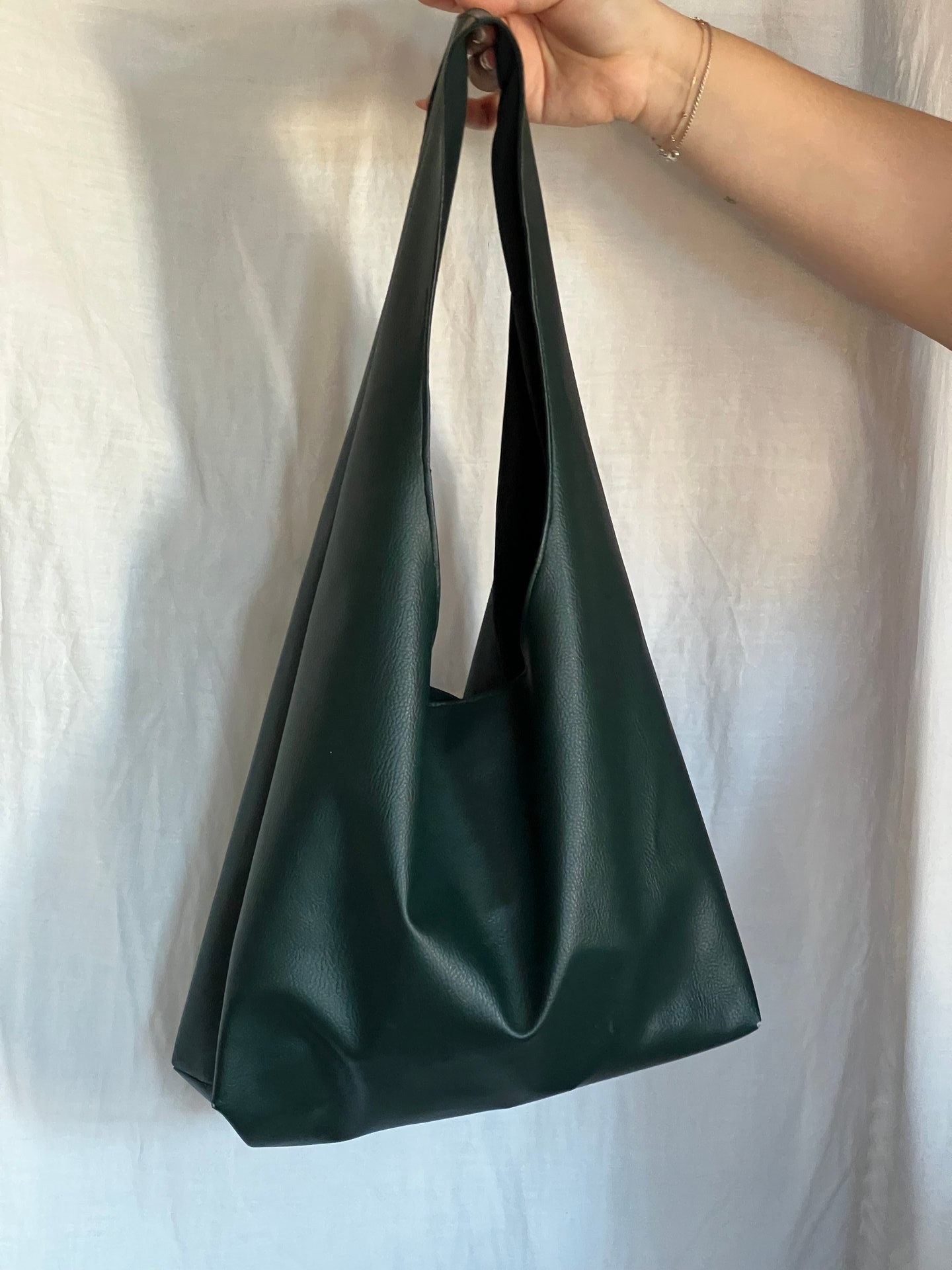 Le Hobo vert forêt tenu à la main, atelier Maison Naï